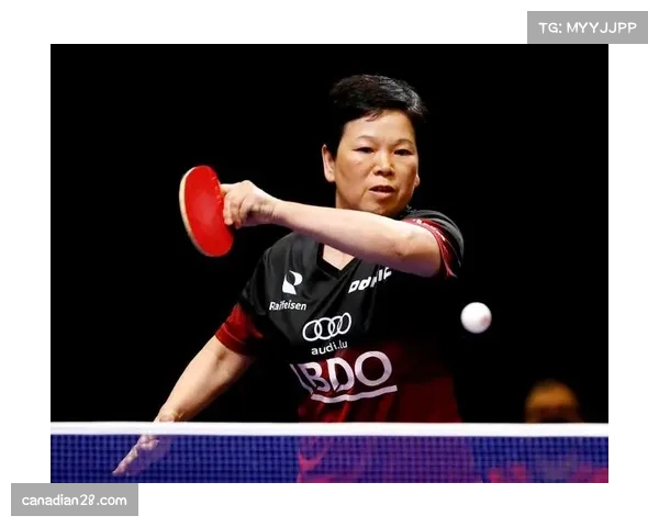 特写：41岁的倪夏莲赛后为年轻对手签名，传承跨越四十年